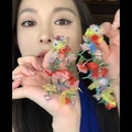 Dettaglio della collana di fiori con perline colorate che mostra artigianalità e design - Multicolore (2# Perno in Argento)