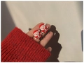 Primer plano de pendiente de Papá Noel en resina para mostrar el tamaño compacto y los detalles - Papá Noel (Pin de plata S925)