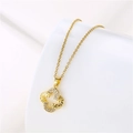 Detalle del colgante de trébol dorado con circonitas micro-pavé en una cadena delicada - Dorado