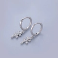 Detail of silver S925 lizard drop earrings with shimmering white zircon stones - Gecko - Silver