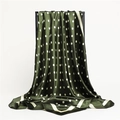 Elegante bufanda de seda verde oscuro con lunares colgada en un soporte de exhibición - Verde Oscuro (FT150-2) / 90x90cm