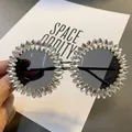 Runde Übergroße Sonnenbrille mit marquiseförmigem Strassrahmen und dunklen Gläsern - Graue Gläser / Silberne Basis Weißer Strass