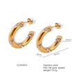 Detail van de 4mm brede C-vormige roestvrijstalen oorbellen met zirkonia en 18K goudlaagje - 19mmx4mm C-Vorm Zirkoon Stijl