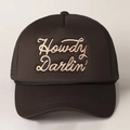Dettaglio del ricamo Howdy Darlin' su un cappellino trucker marrone scuro con rete retro - Taglia unica / caffè