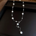 Détail du collier de perles en Y avec chaîne argentée sur plateau d'exposition noir - Collier - Argent