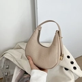 Borsa beige a mezzaluna con stampa coccodrillo e finiture dorate stile minimalista - Cachi
