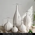 Set di 5 vasi in ceramica bianca con strisce verticali per decorazioni moderne per vini - Set da 5 Pezzi di Vasi a Forma di Aglio