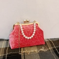Rosa Samt-Muscheltasche mit Perlenhenkel und goldener Kette im modischen Vintage-Stil - Rosa