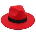 Nahaufnahme eines roten Fedora-Hutes mit klassischem schwarzem Band und breiter Krempe - Einheitsgröße / Rot