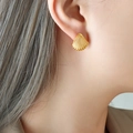 Gouden schelpvormige oorknopjes met metalen textuur gedragen door een model - Oorbellen / Goud