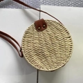 Dettaglio della borsa circolare in paglia con tracolla in pelle marrone e fibbia - Borsa Rotonda in Paglia Beige