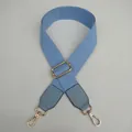 Verstellbarer hellblauer Canvas Taschengurt mit gold Metallhaken und Kunstleder Details - Hellblau