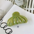 Détail d'une pince à cheveux en acétate marbré vert et jaune sur un magazine - Environ 9 cm / Pois Jaune Vert