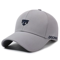 Gorra de béisbol gris con bordado de flecha azul y detalle de texto para deporte - Ajustable / Gris claro