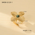 Dettaglio anello a fiore in acciaio al titanio con pietra verde e fascia tripla regolabile - Stile Fiore a Quattro Petali (NMSR-G129-1)