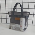 Borsa in rete grigia per articoli da toeletta con etichetta in pelle e zip superiore - Grigio