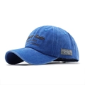 Berretto da baseball vintage in cotone lavato blu con ricamo e etichetta in tessuto - Regolabile (54-60cm) / Blu Lago Lavato