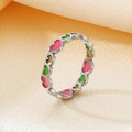 Detalle de anillo plateado con corazones de esmalte de colores en seda dorada - US 7 / Color Acero-Corazón Rosa Verde Amarillo (KR109865-WGZQ)