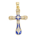 Detailansicht eines Kreuzanhängers mit blauer Emaille, Zirkonia-Inlay und Goldbeschichtung - Blaues Emaille Kreuz (Stil 50)