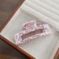 Pince à cheveux en acétate marbré rose et blanc avec un design rectangulaire creux - Rose Fleuri 10.5cm