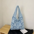 Sac à main tricoté bleu clair avec motifs de cœurs en peluche bleu foncé et anses - Bleu