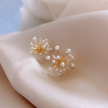 Eleganti orecchini a fiore dorati con perle bianche e zirconi trasparenti - Orecchini a lobo fiocco di neve 3D / Oro