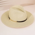 Dettaglio cappello in paglia beige con cinturino in pelle nera e catena dorata - Taglia Unica (57cm) / Beige