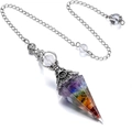 Gedetailleerd zicht op zeshoekige pendel met kleurrijke steentjes en zilveren metalen ketting - Gekleurde Stenen (Antiek Zilver)