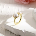 Vintage 18k vergulde open ring met twee barokparels op een getextureerde achtergrond - Dubbele Parel Open Stijl