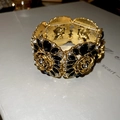 Vue macro d'un bracelet floral vintage avec strass noirs et blancs sur métal doré - Bracelet Mosaïque Camélia Or Noir (Or-Noir)