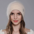 Gorro de punto de angora beige para mujer con una brillante estrella de strass plateada - Blanco Roto