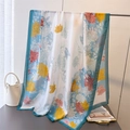 Dettaglio di elegante scialle in seta con stampa di crisantemi e bordo smeraldo - 180*80cm / Bordo Blu Navy (XD36-3)