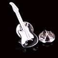 Dettaglio macro della spilla a chitarra argento e nera con finitura testurizzata e chiusura - Violoncello Bianco Nero