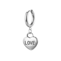 Détail d'une boucle d'oreille en acier inoxydable avec pendentif cœur et gravure LOVE - Cœur LOVE Couleur Acier