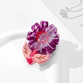Pince à cheveux tournesol en acétate violet avec détail feuille rose sur assiette - Violet