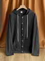 Dettaglio dell'etichetta taglia M e trama di lino sulla camicia grigio scuro - S / Nero