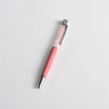 Penna a sfera rosa in metallo con elementi in cristallo scintillante e clip argento su bianco - Rosa - Quarzo Rosa