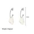 Detail van zilveren onregelmatige oorringen met heldere hangers 3,4 cm lang en 3,0 g - Zilveren Stijl (YYE023151-P)