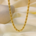 Dettaglio macro della collana a catena a fune dorata su seta beige morbida - Catena a Fune 2.5 / Oro