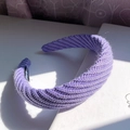 Lavendelfarbener gestrickter breiter Haarreif mit hohem Kronendesign und Etikett - Taro-Lila
