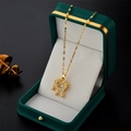 Goldene Titanstahl-Halskette mit Langlebigkeitsschloss und Strass in einer Schmuckschatulle - Gold
