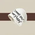 Beige gebreide muts met 'I meet you very lucky' borduursel en opgerolde rand - M (56-58cm) / Broken Wit