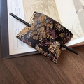 Detail der bestickten floralen Haarknoten-Abdeckung mit schwarzer Vintage-Haarnadel - Quadratischer Haarstab (HH8422)