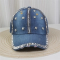 Détail d'une casquette en denim avec rivets métalliques et emblème tête de mort - No.6-Crâne Strass-Bleu