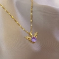 Vue macro d'un collier en or avec pendentif gemme violette et ailes d'ange en zircon - Style Corne de Cerf en Zircon Violet (J419)