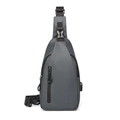 Bolso de pecho deportivo gris oscuro para hombre con puerto USB y acabado impermeable - Gris