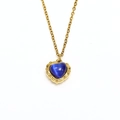 Gros plan du pendentif cœur bleu serti dans une bordure dorée au style vintage - Or Pierre d'Oeil de Chat Bleu Foncé