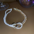 Detalle de collar de flores con perlas asimétricas y diamantes de imitación - Dorado