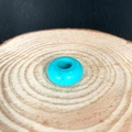 Perla singola 5x10mm in cristallo blu turchese su una fetta di legno rustico - Turchese