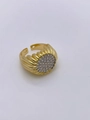 Detail van een brede vergulde onregelmatige ring met ronde zirkonia pavé zetting - Verstelbaar Open / Ronde Zonnestraal Textuur (B)